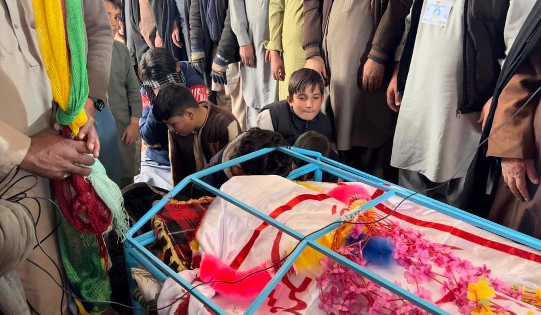 DailyPakhtunkh's tweet photo. پاراچنار
صدہ کے قریب مسلح دہشت گردوں کی مسافر کوچ اور فیلڈر گاڑی پر  فائرنگ سے شہید ہونے والوں کی نماز جنازہ مرکزی امام بارگاہ پاراچنار میں ادا کرنے کے بعد شہدا کی میتوں کو سپرد خاک کرنے کیلئے آبائی گاؤں روانہ کردی گئی نماز جنازہ میں لوگوں کی کثیر تعداد نے شرکت کی #parachinar https://t.co/gDeXhWIsFX