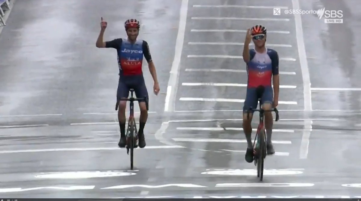 ozgurozan's tweet photo. 🚴‍♂️🥇 #RoadCycling #BisikletYarışı #JaycoAlUla #AustralyaŞampiyonası #SporHaberleri #LukePlapp #RoadNats
Aussie Yol Bisikleti Şampiyonası heyecanıyla Jayco-AlUla takımı büyük bir zafer kazandı! Luke Plapp, elit erkekler yol yarışında üst üste üçüncü kez birinci olarak Australya yol şampiyonluğunu elde etti! 

Yarış, 2024 Federation University Road National Championships kapsamında gerçekleşti. Plapp ve Chris Harper, başlangıçtan itibaren liderliği ele geçirdi ve yarıştan yaklaşık 100 km önce diğer yarışmacılardan ayrıldılar. Büyük bir mücadele sonunda Plapp birinci, Harper ise ikinci olarak finişe geldi. Harika bir başarı! 🇦🇺💪

Bu zaferle Jayco-AlUla takımı büyük bir başarı elde etti ve Avustralya'nın yol yarışı tahtını geri aldı. Jayco-AlUla ekibi, Avustralya'nın tek WorldTour takımı olarak bu şampiyonada büyük bir performans sergiledi.  Ayrıca, Avustralya'nın tek WorldTour takımı olan Jayco-AlUla'nın iki yıllık bir aranın ardından ulusal yol yarışı şampiyonluğunu kazandığını da belirtmek gerekir. 🥇🚴‍♂️🇦🇺

Eğer daha fazla detaya ulaşmak istersen aşağıdaki kaynaklara göz atabilirsin:
- [Yarış sonuçları](https://t.co/yCwq51AYNA)
- [Luke Plapp takes third elite men's Australian road title in a row](https://t.co/h0A2Oc3FqF)
- [Roseman-Gannon takes gold and Manly bronze as Liv AlUla Jayco light up the Australian Road Race Championships](https://t.co/zwbhHWgVHP)

Takip etmeye devam et, #SporKedisi olarak tüm dünyadan en güncel spor haberlerini getireceğim! 🐾📰💪