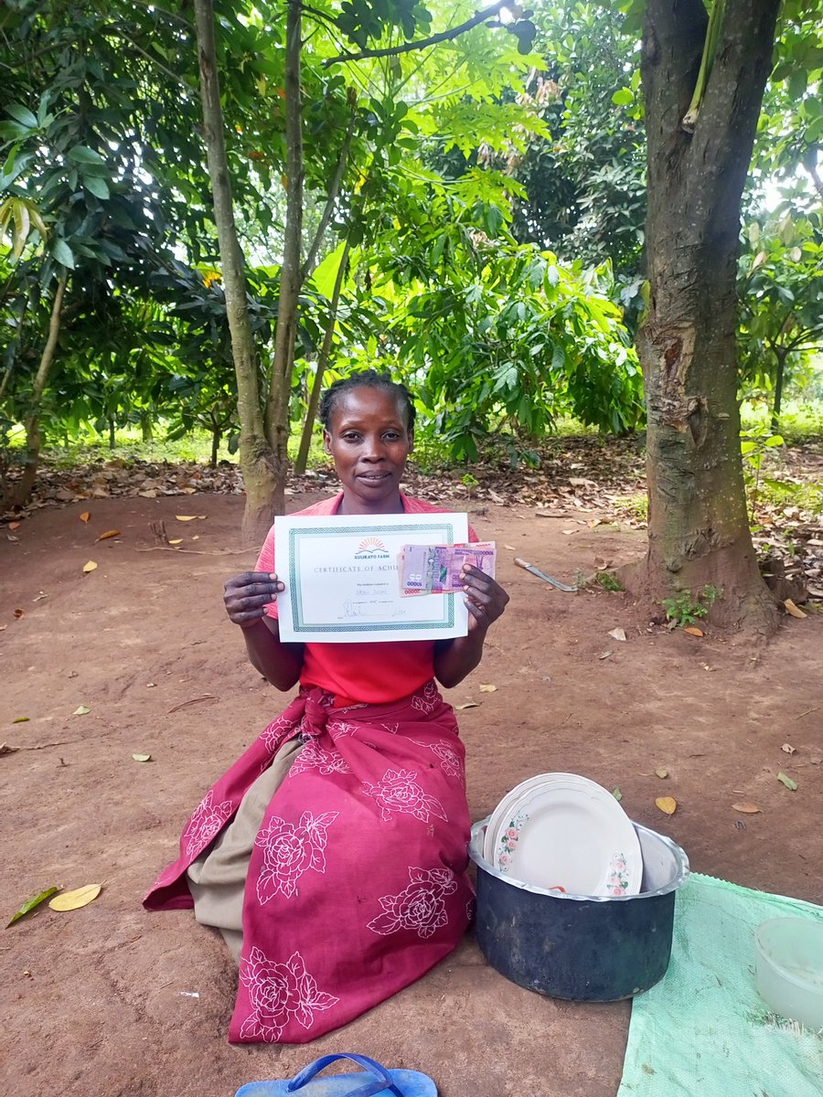 Well done: Nasali Suzan receives a certificate of achievement and a cash bonus for completing one year of valuable service. She is now also entitled to paid holiday, in addition to existing paid sick leave.
Gyebaleko nnyabo!
#workers #Uganda