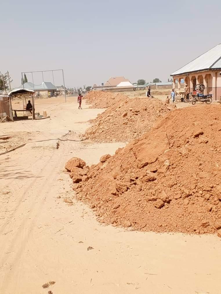Governor @ubasanius ’s transformation agenda is not just on paper. This is an ongoing construction of a 10 km road in Takalafiya, Soba LGA. It is one of the many projects across the state as part of the Governor‘s rural transformation agenda

#KadunaRuralTransformation
@Abdool85