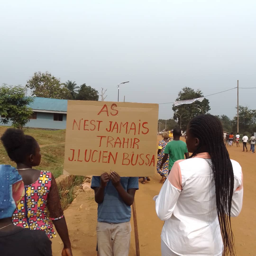 GilbertMokonzo's tweet image. ÉQUATEUR Tous les jeunes du #Sud_Ubangi se mobilisent pour exprimer leur refus de trahir leur leader @JeanLucienBussa une figure politique de premier plan en #RDC,qui a été élu premier en 2006,premier en 2011,toujours premier en 2018 dans sa circonscription électorale de #BUDJALA