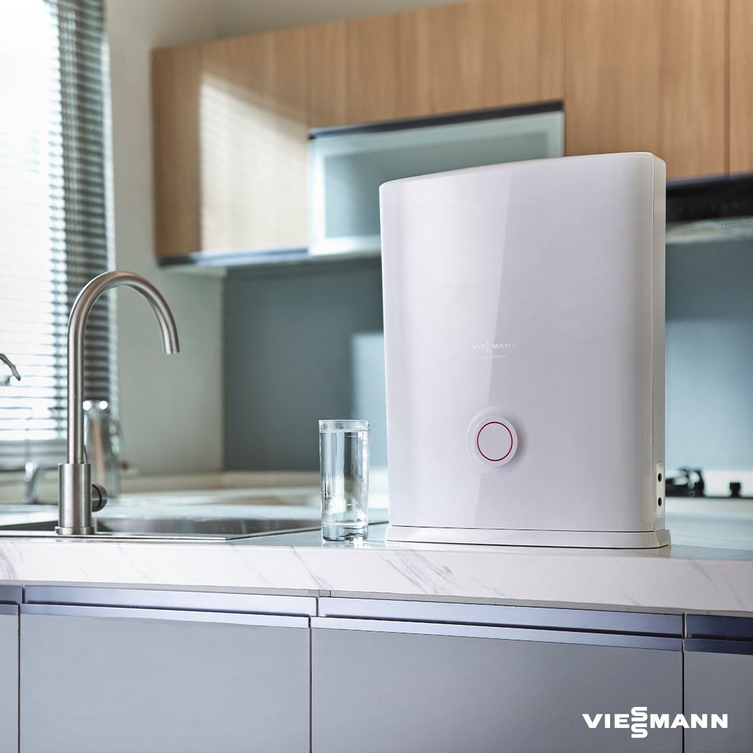 ViessmannCS_TR's tweet photo. Çok aşamalı filtreleme sistemiyle musluk suyunuzu içilebilir hale getiren Viessmann Vitopure S4 su arıtma cihazları, elektriksiz çalışabilme imkanı ve her alana sığabilen boyutlarıyla suyunuzun kalitesini dilediğiniz her yerde artırır. 💧 https://t.co/3cpSu7cRNS