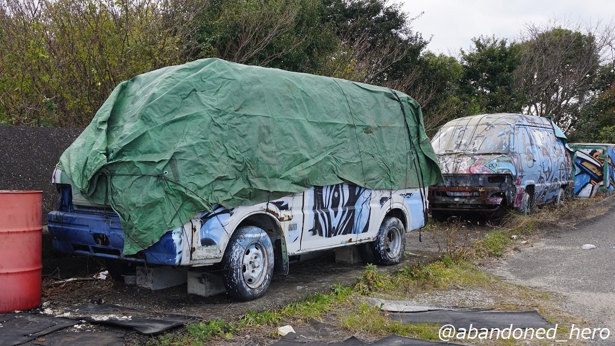 廃車二台 マツダボンゴ&トヨタタウンエース 計10台のワンボックスが集う漁港