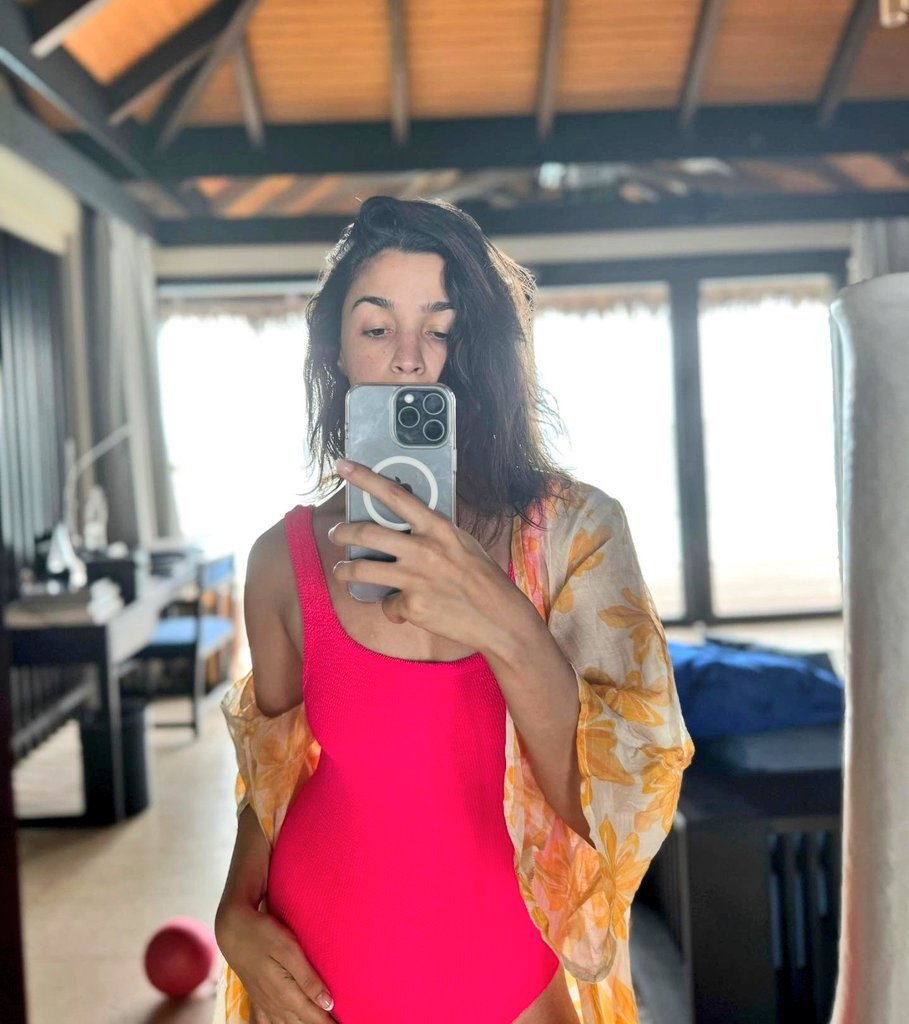 RahulCh9290's tweet photo. Saluting stars like #ShraddhaKapoor and #JohnAbraham for standing with our country. However, it's disheartening to witness individuals like #AliaBhatt  promoting Maldives tourism.

SHAMEFUL !!

#MaldivesKMKB #BoycottMaldives #Maldives #Lakshdweep #ExploreIndianIslands https://t.co/QaCabUdq96