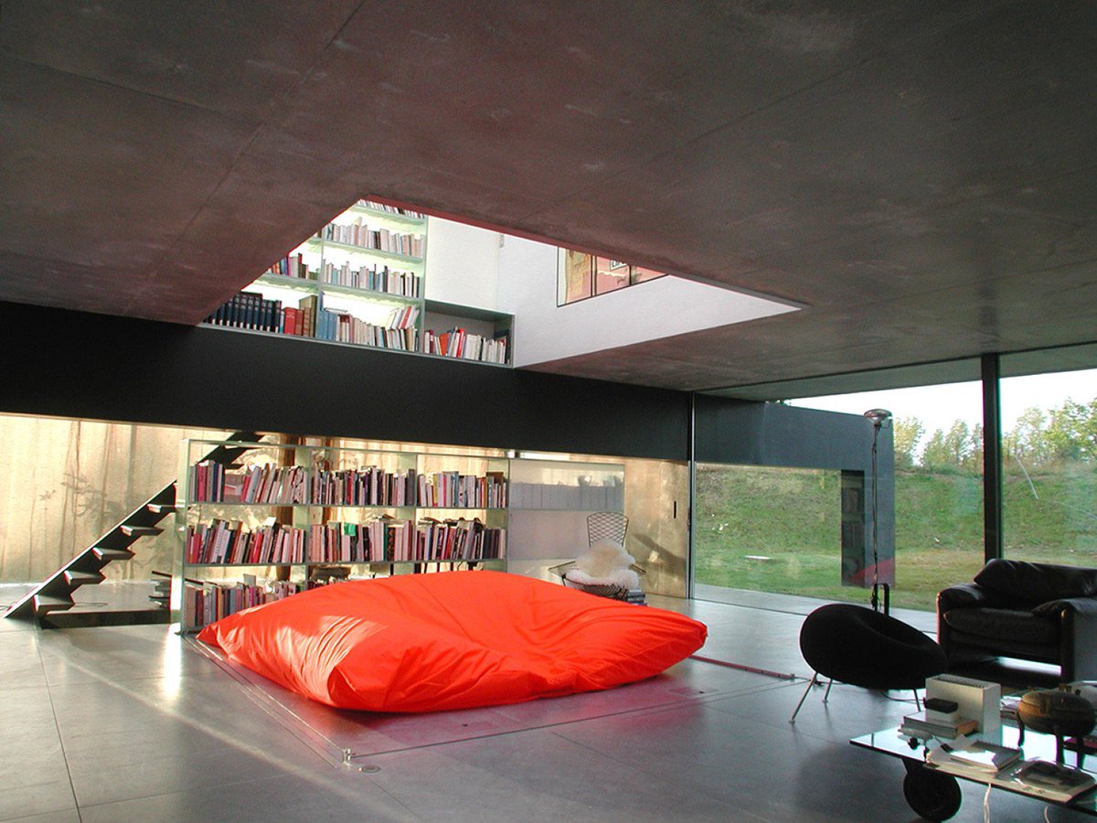 acafeole's tweet photo. HouseLife
"No quiero una casa sencilla. Quiero una casa compleja, porque la casa definirá mi mundo..."
Diseño: Rem Koolhaas/OMA
📸Hans Werlemann/ OMA
https://t.co/YaWRpIxYwa
7/365 #archilovers #koolhaas #houselife https://t.co/MQLiFyTQk1