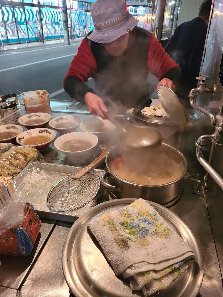 mihodelicious's tweet photo. 昭和レトロ感たっぷりの屋台ラーメン
東大宮に夜8時定期的に現れます。
店主さんの暖かい人柄とラーメンが
心にも染み入る、どこか懐かしい
雰囲気が漂う。

東大宮 「屋台ラーメン北国」
#埼玉グルメ #屋台ラーメン https://t.co/5TrW1SuwQx