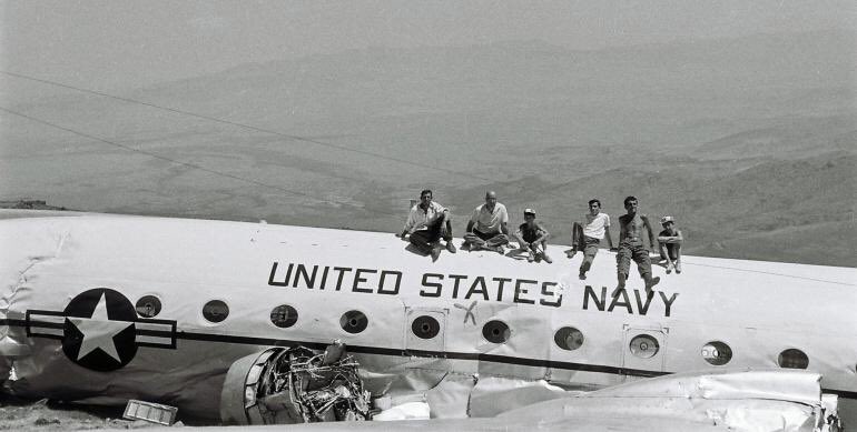 granadaoldpics1's tweet photo. Después de ver la película “La sociedad de la nieve” de J.A. Bayona me vienen a la memoria las fotografías del avión americano accidentado en Sierra Nevada en 1960 y del valiente rescate de los vecinos de Jérez del Marquesado. https://t.co/B4H81fnver