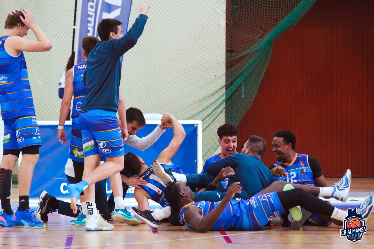 Las fotos de la celebración tomadas por <a href="/Legolevic/">Alex Blanquer</a> y <a href="/rafa1593/">Rafa Navalon Vizcaíno</a> 😍😍😍😍😍

#OrgulloAzul #JuntosSomosMásFuertes #LaFuerzaDelEquipo