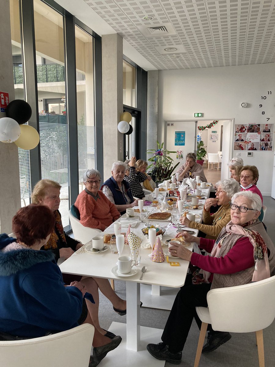 1er goûter de l’année … on a groupé et remis ça pour les absents #convivialite #BonneAnnee2024 #partage #joie #tabledefete #galette