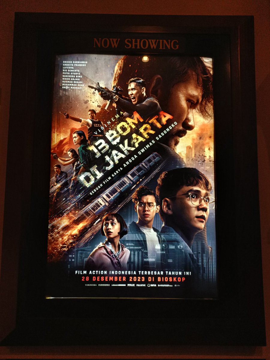 herlitadm's tweet photo. HONEST REVIEW. 2 KALI NONTON FILM @13bomdijktfilm gak nyesel. Karna emang film nya sebagus itu. Sound nya jernih, cast nya maksimal banget acting nya. Terbukti lah ya sampe ada cast yang cedera kaki nya @GBimoo setiap adegan nya gak bikin ngantuk, dan gak bosenin
#13BomDiJakarta https://t.co/OmN9Q0fkbL