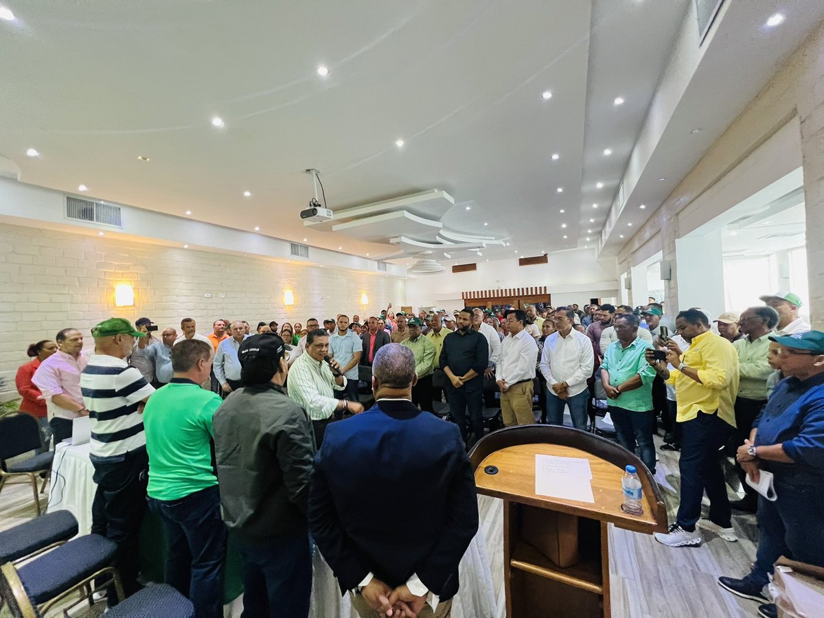 anamiledys's tweet image. Participamos con mucho entusiasmo en #Asambleas de fidelización de nuestro padrón electoral de @FPcomunica en la Circunscripción 2 de #Santiago  

#VolvamosPaLante @LeonelFernandez 
@RubenMaldonadoD @EliasDiputadoDn @CesarAFernandz @profjoseizq @hamletotanez