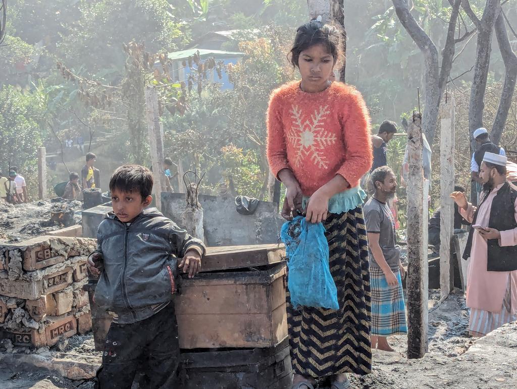 RohingyaMakzin's tweet photo. Met Afsara & her brother after the devastating camp fire. Tear-streaked faces tell a story of loss—shelter, belongings, cherished school books. Let's unite to lend a hand and bring solace to those rebuilding shattered dreams.
#CampFireRecovery
#RohingyaRefugees
📸 @hairu_bm https://t.co/WXVDsEQ3t7
