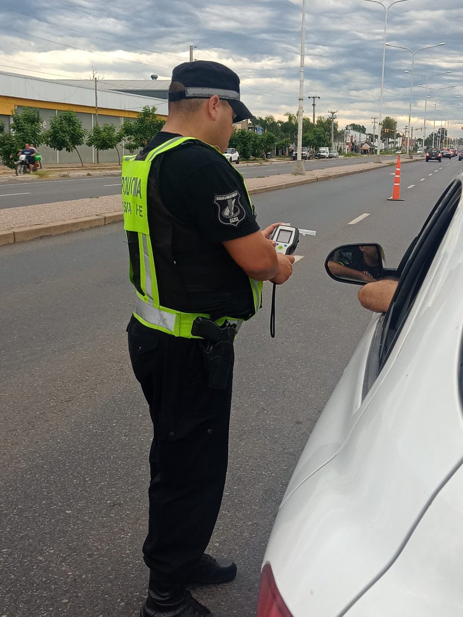 RedSegVial's tweet photo. #Domingo. 🌧️ Agentes de PSV monitorean el tránsito y brindan información en rutas y autopistas. 👉Debido a las lluvias registradas durante la noche, las calzadas están húmedas y las banquinas inestables.
⚠️Recomendamos circular con precaución.
Hilo 1/11
RN168 👇 https://t.co/GsUfcE3cqL