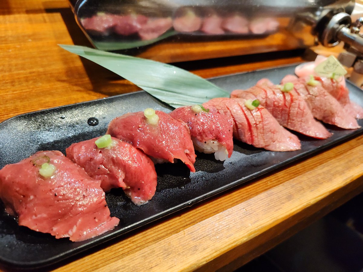 _tksgm's tweet photo. 人生初肉寿司うまかった https://t.co/LTAdL6Tx0g