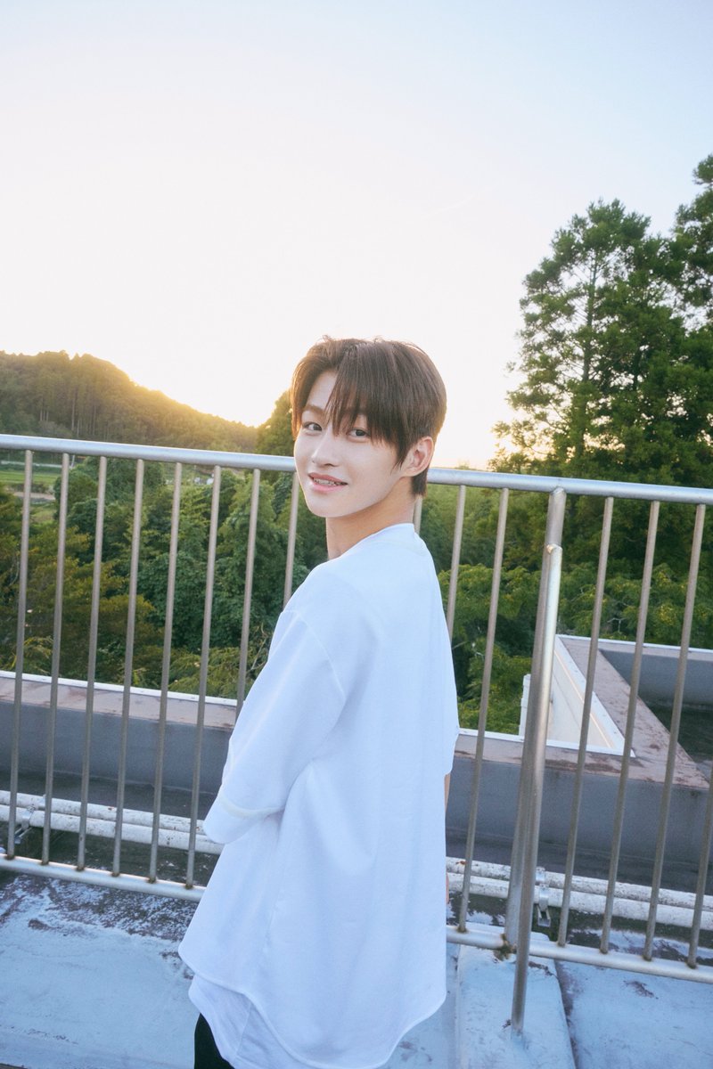 TWS : 1st Mini Album 'Sparkling Blue' Official Photo Sparkling ver