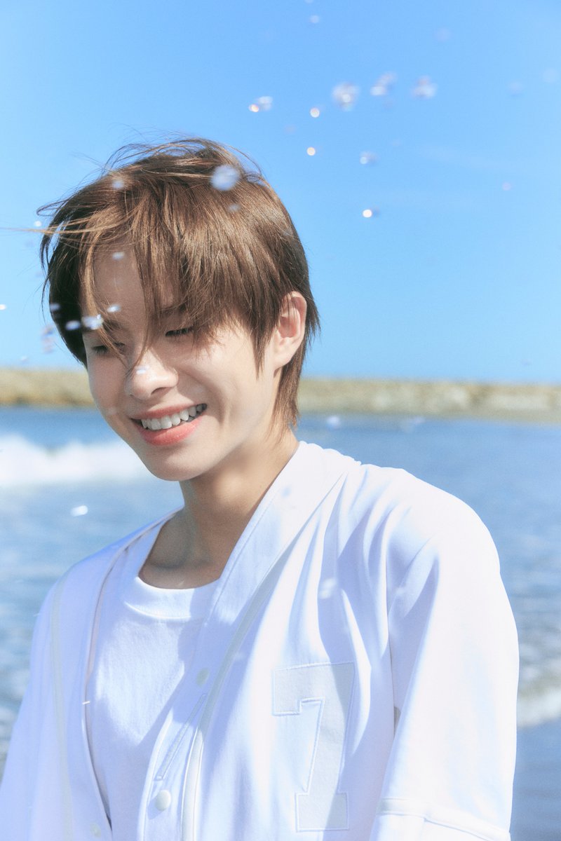 TWS : 1st Mini Album 'Sparkling Blue'
Official Photo Sparkling ver.

#KYUNGMIN #경민

🫧 2024.01.22 6PM (KST)
🫧 2024.01.22 4AM (ET)

#TWS #투어스 #247WithUs
#Sparkling_Blue