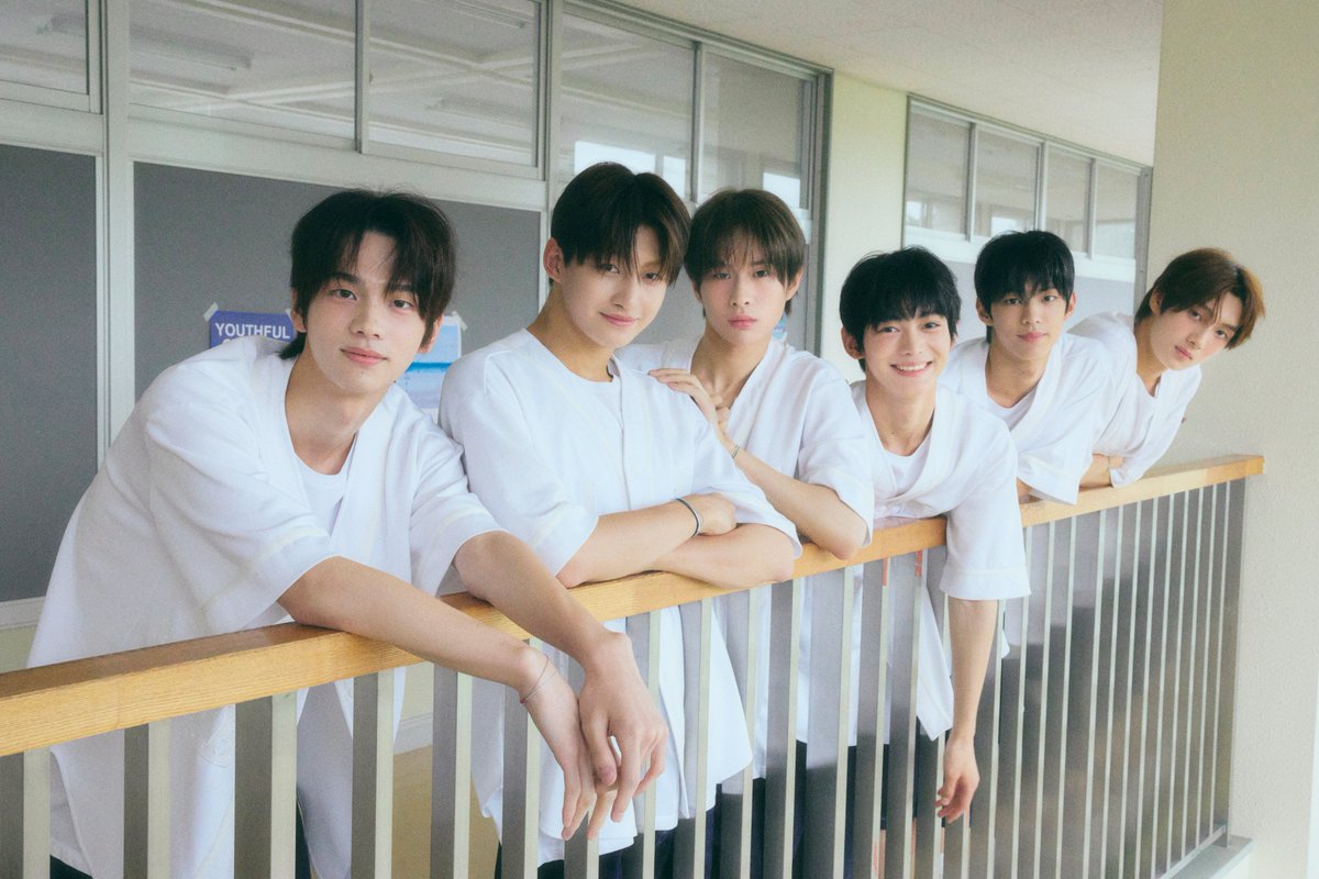 TWS : 1st Mini Album 'Sparkling Blue' Official Photo Sparkling ver