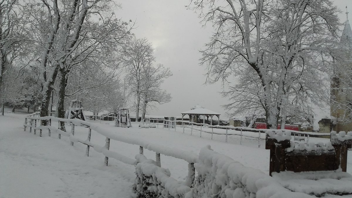 ❄️Cela fait bien longtemps que la #neige n'est pas tombée sur la #forteresse 

😱 Ces photos ont été prises en février 2018! 

©️CG37 
©️BanlieueOuest 

#WINTER #snowfall #chinon #Photographie #Touraine #ValdeLoire #DestinationFrance