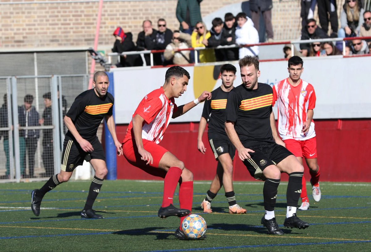 SomMariners's tweet photo. Partidazo y ambientazo en el 🏟️ Parc de la Catalana. 

CF Barceloneta 🆚 @UltMostoles

🙌🏻 Gran entrada en la grada y 'showtime' en el verde 🔝

#SomMariners 🔴⚪ #Barceloneta https://t.co/OTENwBfabd