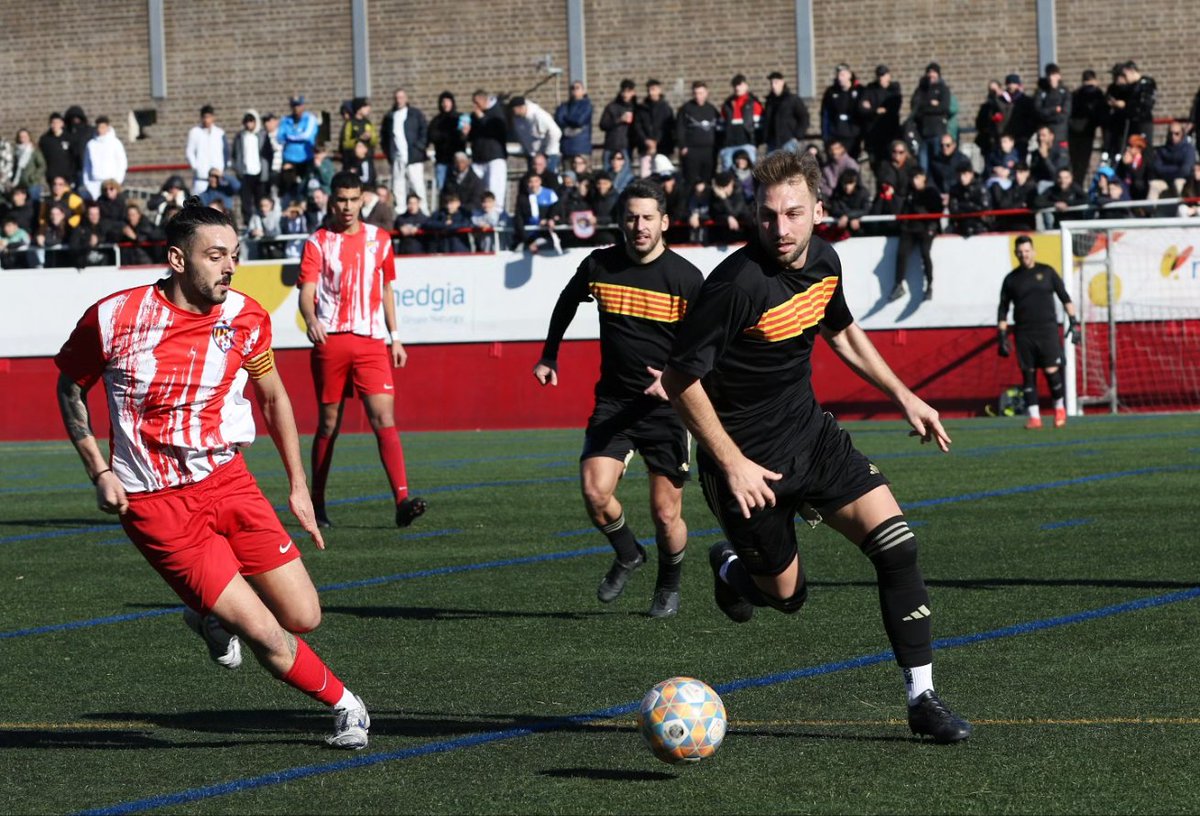 SomMariners's tweet photo. Partidazo y ambientazo en el 🏟️ Parc de la Catalana. 

CF Barceloneta 🆚 @UltMostoles

🙌🏻 Gran entrada en la grada y 'showtime' en el verde 🔝

#SomMariners 🔴⚪ #Barceloneta https://t.co/OTENwBfabd