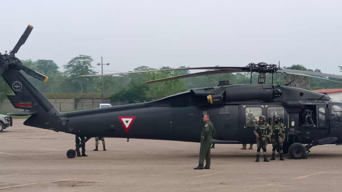 TabascoUie's tweet image. #AlMomento 🔴 En el estacionamiento de la nave 3 del #ParqueTabasco, Dora María, ya se encuentra listo un helicóptero Black Hawk que brindará apoyo aéreo como parte del operativo "Tabasco Seguro". Vía @TVTenlinea