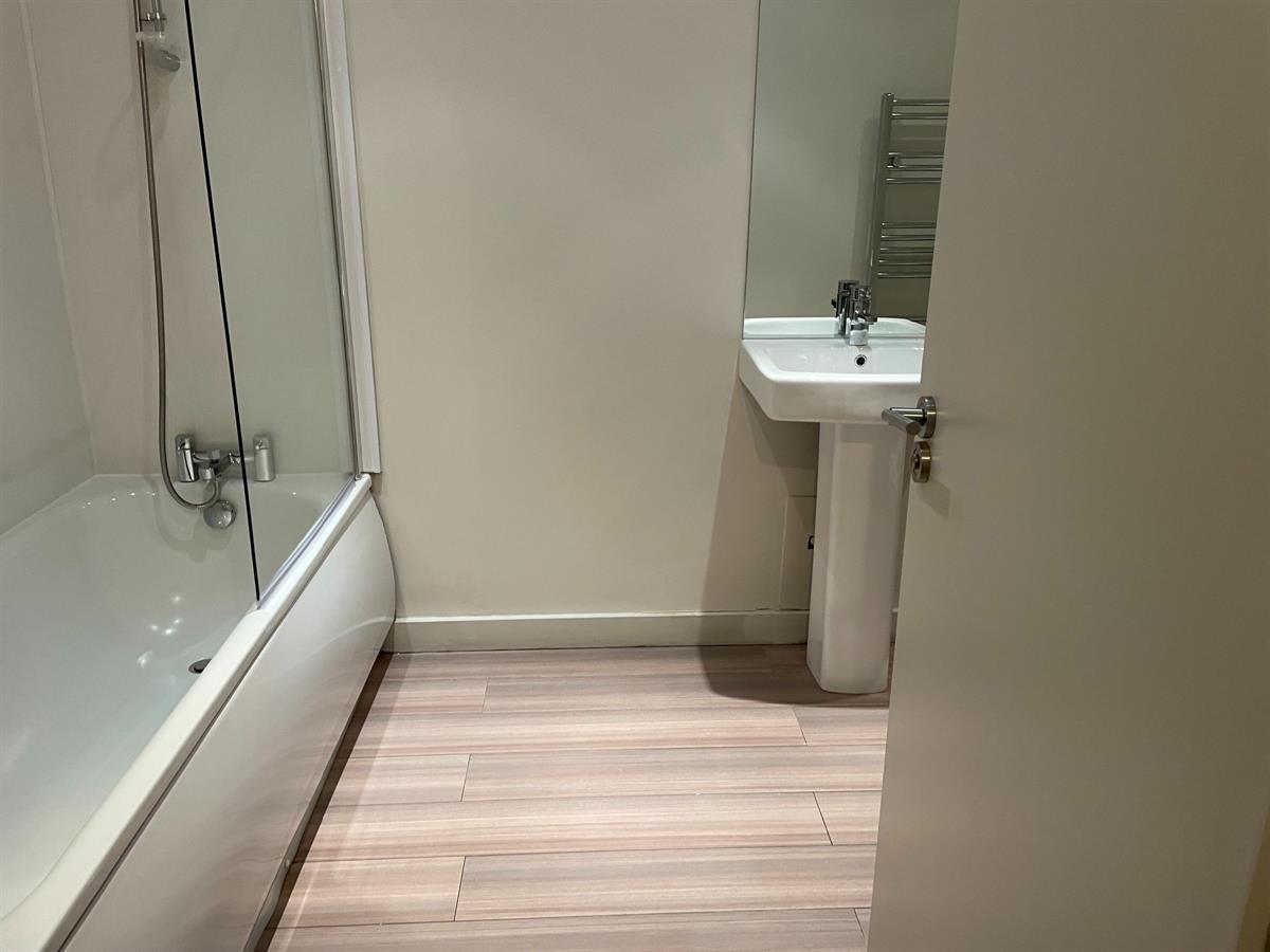 thegrayhouseltd's tweet photo. Fully furnished one bedroom flat available now Rent £725pcm. Deposit £825. EPC C79. #pontypriddrental #pontypriddproperty #pontypriddflats #pontypridd #pontypriddlettings #graigwen #pontypriddapartments #pontypriddproperties #pontypriddliving https://t.co/o7u49LhTAX