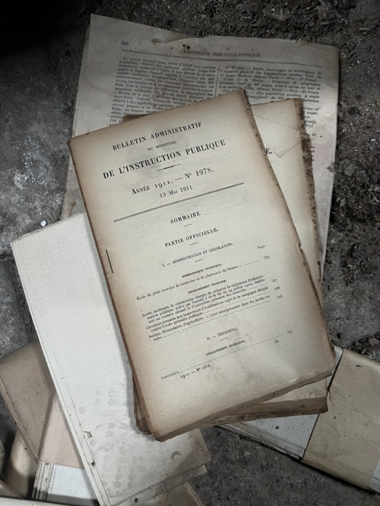 Offenstadt's tweet photo. Archives scolaires depuis plus d'un siècle dans un ancien lycée en semi-abandon en Normandie. Et même de belles compositions en histoire. Récupération un peu périlleuse... https://t.co/4kM4ShQXrd