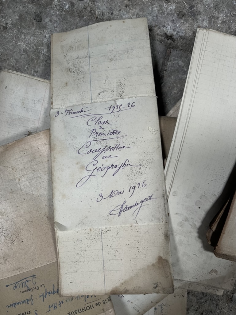 Offenstadt's tweet photo. Archives scolaires depuis plus d'un siècle dans un ancien lycée en semi-abandon en Normandie. Et même de belles compositions en histoire. Récupération un peu périlleuse... https://t.co/4kM4ShQXrd