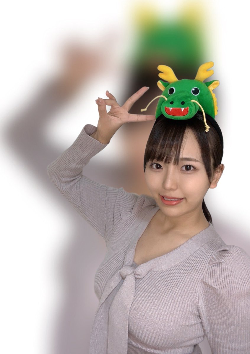 ririharuka_'s tweet photo. 2000年1月8日生まれ
莉々はるか年女です！

19歳(撮影時18歳)でデビューして24歳(復帰作撮影時23歳)になりました🫶🏻
これからも龍のように成長します✌🏻
ドラゴン応援よろしくお願いします！ https://t.co/Vyf7KNwJXu