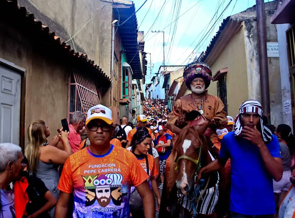 ✨#CenafLaGuaira en "La LXVI Cabalgata de Reyes Magos", el sábado #06Enero2024, que partió acompañada al ritmo tropical y un pueblo #Guaireño colmado de alegria caribeña, del sector La Cabreria hasta la Cinta Costera de La Guaira.

#GeneralPatriotaAlPanteón