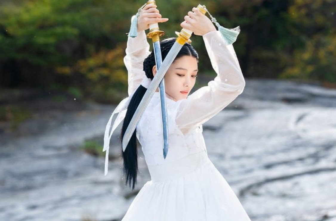 kdramamiss's tweet photo. an ethereal sword dancer yoojung the sageuk fairy https://t.co/o4rnRDjM8L