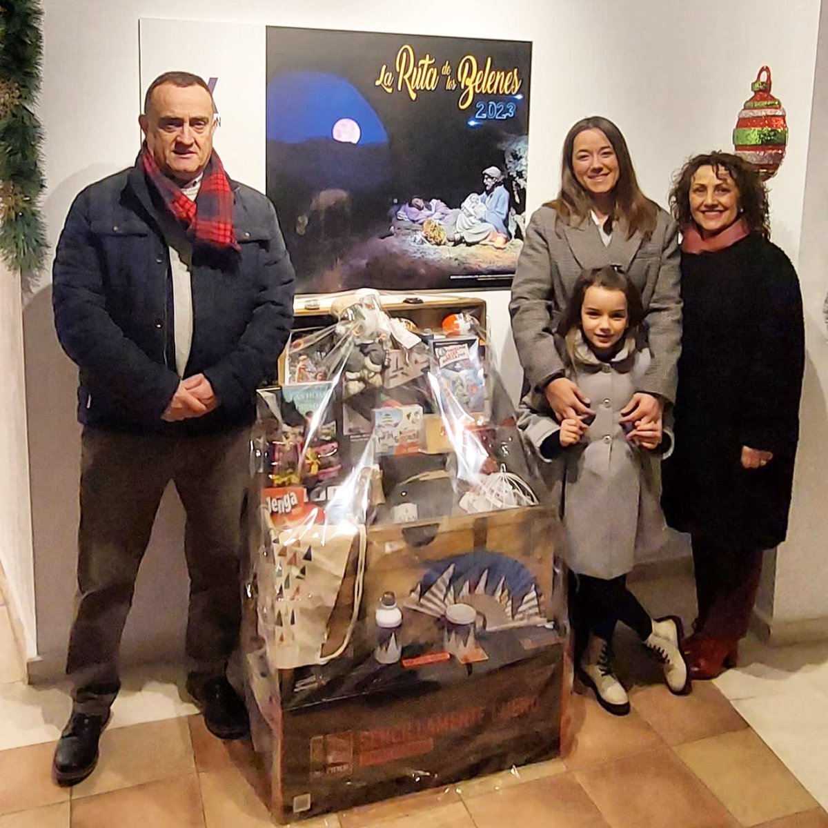 La ganadora de la Cesta, junto al vicepresidente, Antonio Abarca, y la contadora, Mª del Carmen Alonso. La asistencia de público ha sido similar a la de años anteriores. Los días 25 y 30 de diciembre y 2 y 3 de enero han sido los que más visitas recibieron las diferentes sedes.