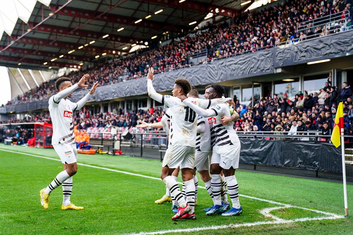 🚨 Le Stade Rennais s'impose 2-0 face à Guingamp et file en 16èmes de finale de Coupe de France. ✅❤️🖤

Doublé de Arnaud Kalimuendo. ⚽️⚽️