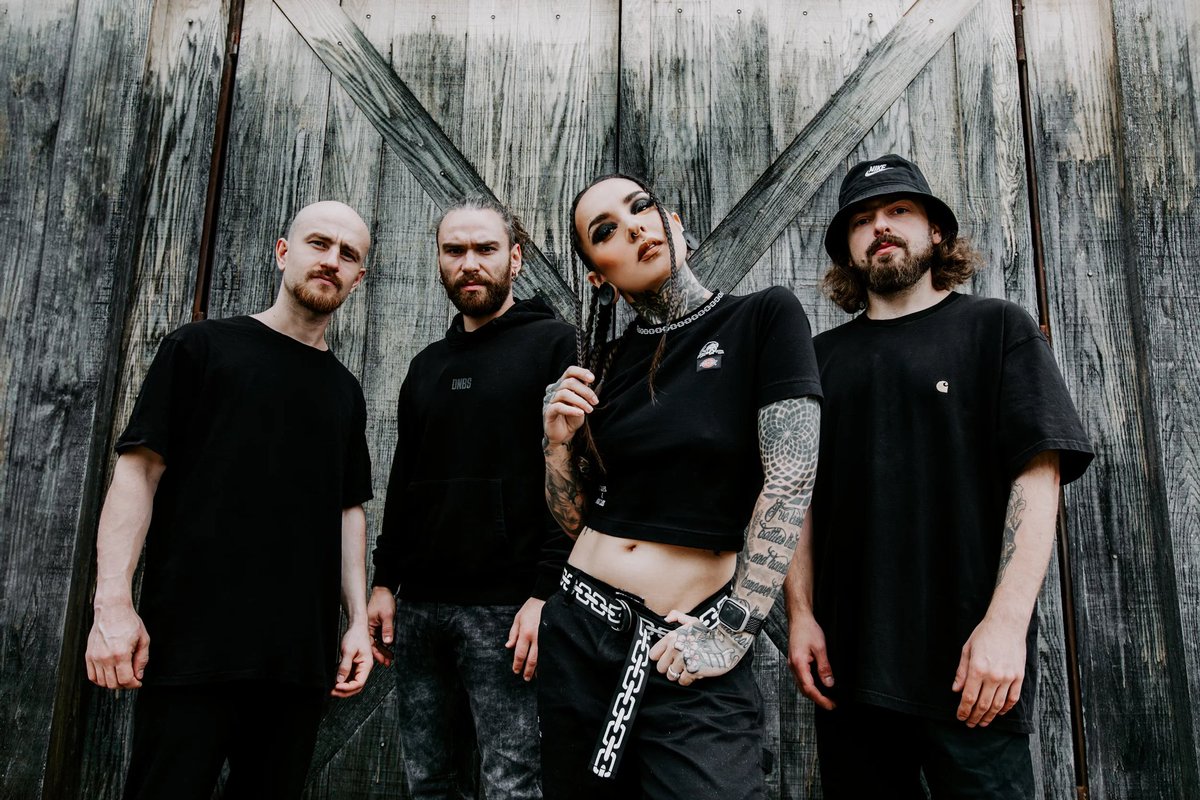 jinjerofficial's tweet photo. This is JINJER. Let‘s go 2024!

📸 @LinaGlasir 

#jinjer #letsdothis #happynewyear #napalmrecords https://t.co/oDEcAJIhYv