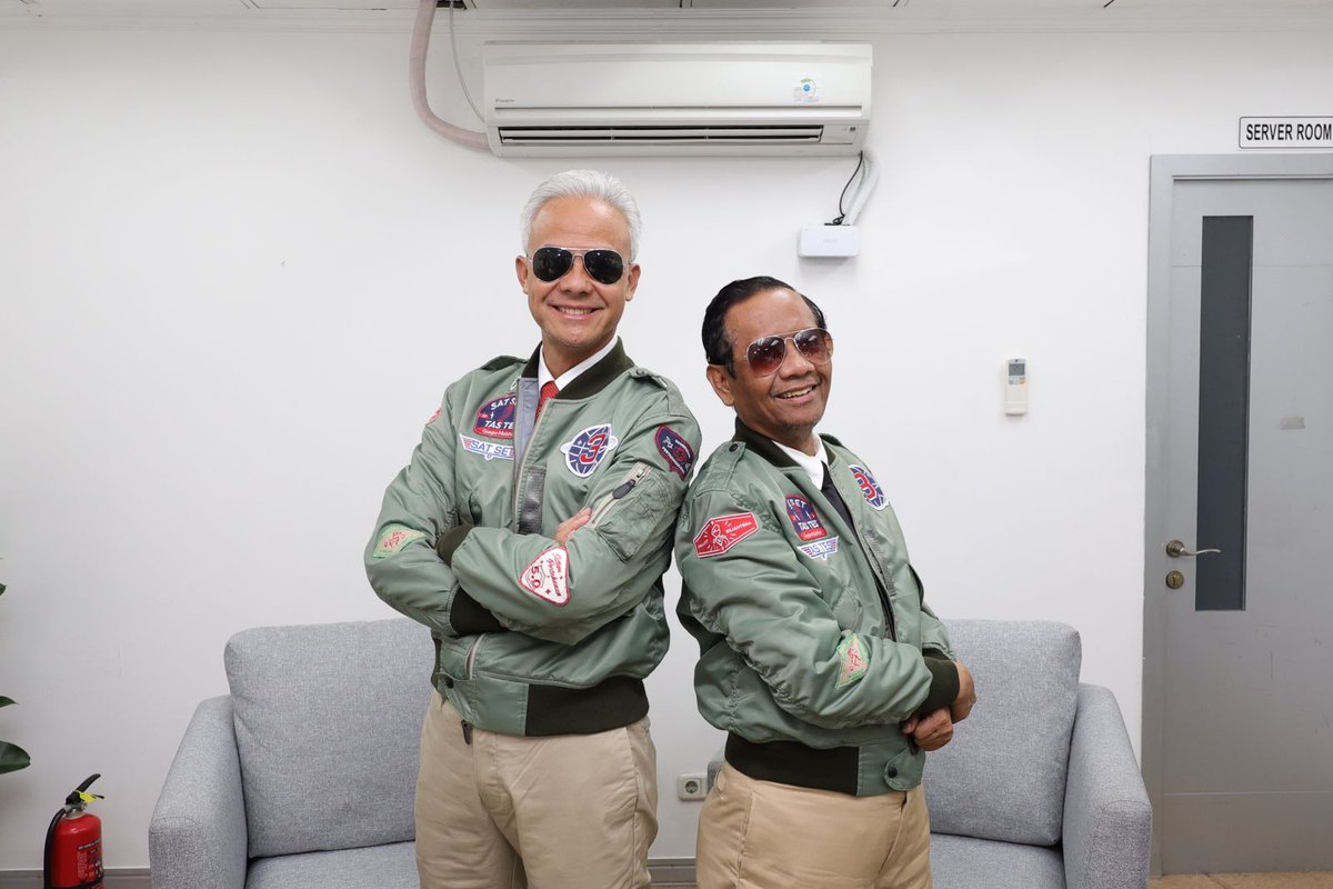 Aura Presiden ya Ganjar Pranowo

Oleh : Angwar Sanusi 
Di Banyuwangi 

Nonton debat ketiga ini saya langsung punya bayangan bahwa Presiden saya selanjutnya adalah Ganjar Pranowo. Ini bukan soal siapa yang menang dalam debat, tapi ini tentang bagaimana seorang calon menghadapi