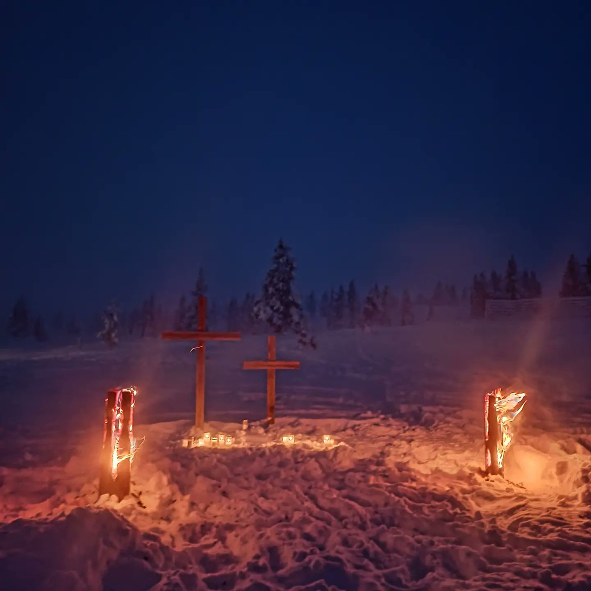 Tänään pidettiin koskettava suruhartaus Pallaksen entisen luontokeskuksen paikalla. Yhteinen suru ja yhteisöllisyys oli vahvasti läsnä. Muonion seurakunta oli tehnyt ison työn kauniin tunnelman luomisessa -kiitos. Taivas leimahti tilaisuuden jälkeen upeaan väriloistoon.