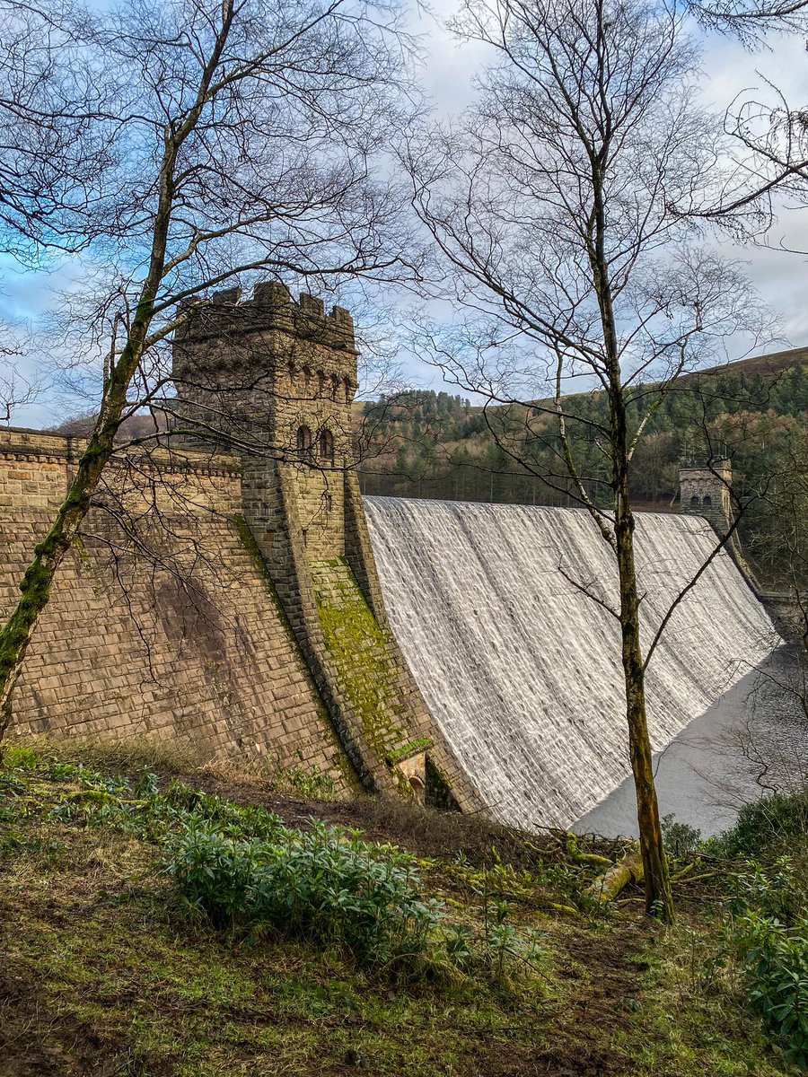 Overflowing Derwent Dam 🏰💦

#derwentresevoir #derwentdam #upperderwentvalley #ladybowerreservoir #peakdistrict #peakdistrictnationalpark #outdoors #hiking #visitpeakdistrict #yourpeakdistrict #your_peakdistrict #visitengland #visitderbyshire #derbyshire

instagram.com/p/C1zaxjOMCUz/…