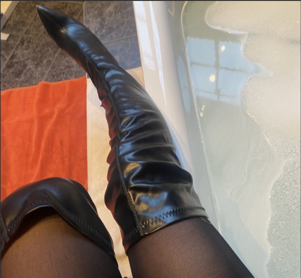 onlywam_com's tweet photo. See her getting wet in her boots - 2wetforu https://t.co/9hzK5EruIK #wetlook #boots #bathtube https://t.co/sSg5WkjuLr