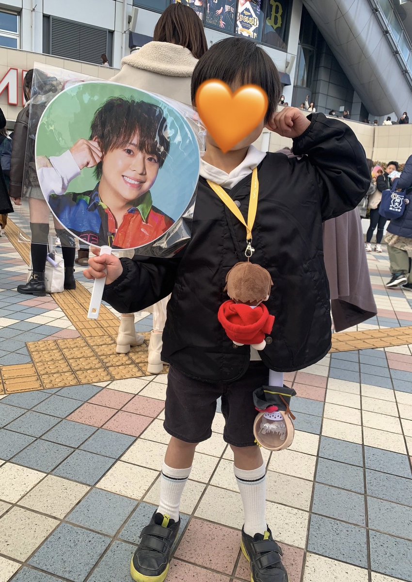 umeboshiumekoo's tweet photo. 今日MCで必死にスクワットしてた有岡担男の子、うちの子です🧡ネガティブファイター爆踊りしてペンライトぶっ飛ばしたのうちの子です😂🧡大好きなJUMPとお話しできるなんて本人も大興奮でした！！頑張って作った団扇見てもらえてよかったね！ちなみに双子の弟も参戦してました💕
#PULLUP
#HeySayJUMP https://t.co/2M8W1VR12b