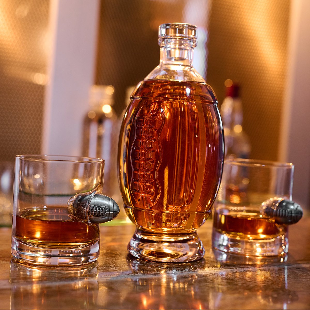 40YARDSofficial's tweet photo. ❗🔥🏈 Neues Jahr, neue Produkte: Wir starten 2024 mit unserem neuen 40YARDS American Football Whisky Set. 

Dekanter in American Football Form &amp; 2x Whisky Gläser mit Metall Football. 🥃
#40YARDS #football #rtlnfl #whisky #whiskyset #americanfootball #nfl #footballglas https://t.co/jIhzt1bX0A