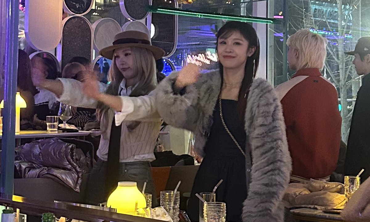 VhX2DdPqVnp3ggN's tweet photo. 녹머니들 주워가세요
레디언니랑 이야기 하다 뒤 도니까
미니팍 언니 진짜 이쁘게 웃고 있어서 찍었어요
#minipark #미니팍
230108 파티무 https://t.co/dJtX9udCsE