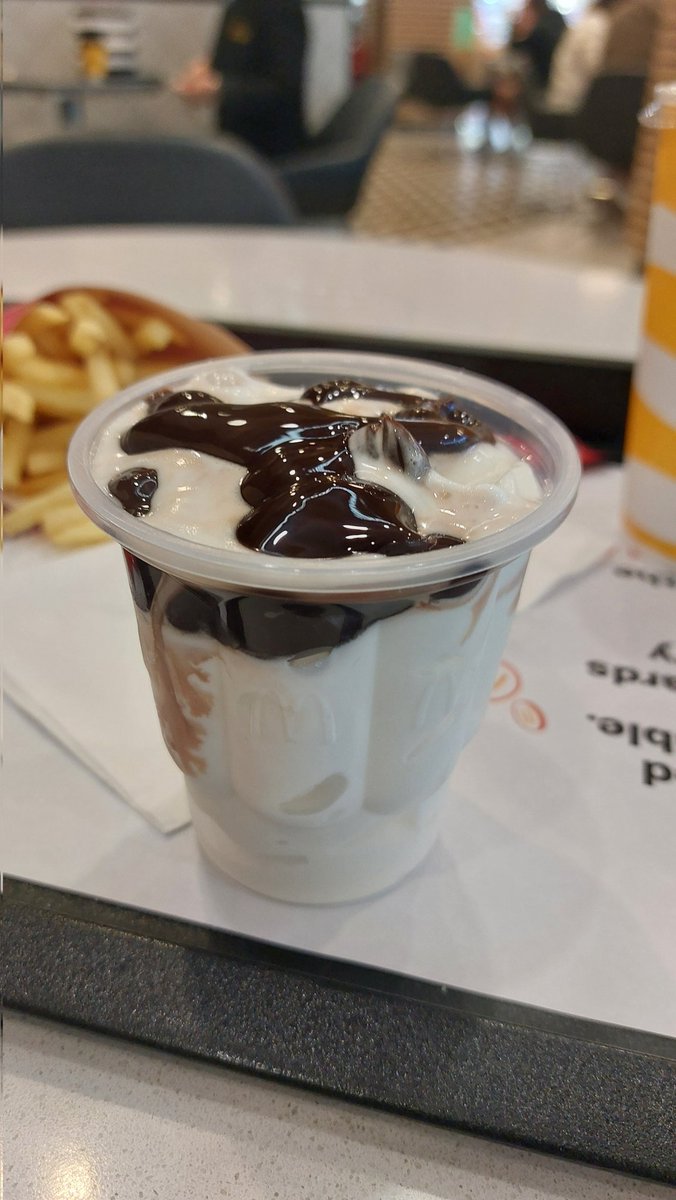 JonasPasicolan's tweet photo. Dito ako bilib sa ibang bansa palaging puno ang ice cream nila. Hahahah https://t.co/1E9EzcPmtD