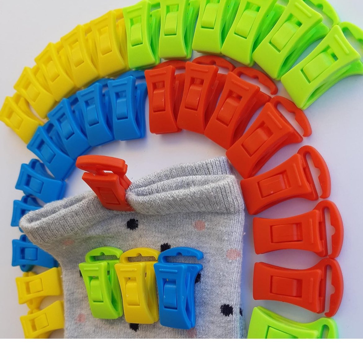 Cleo_Inzemirror's tweet photo. @avokatoptimist Pinces à chaussettes à mettre avant de laver en machine et qui passent au sèche linge : ça change la vie 😍 https://t.co/JWK4btMPNj