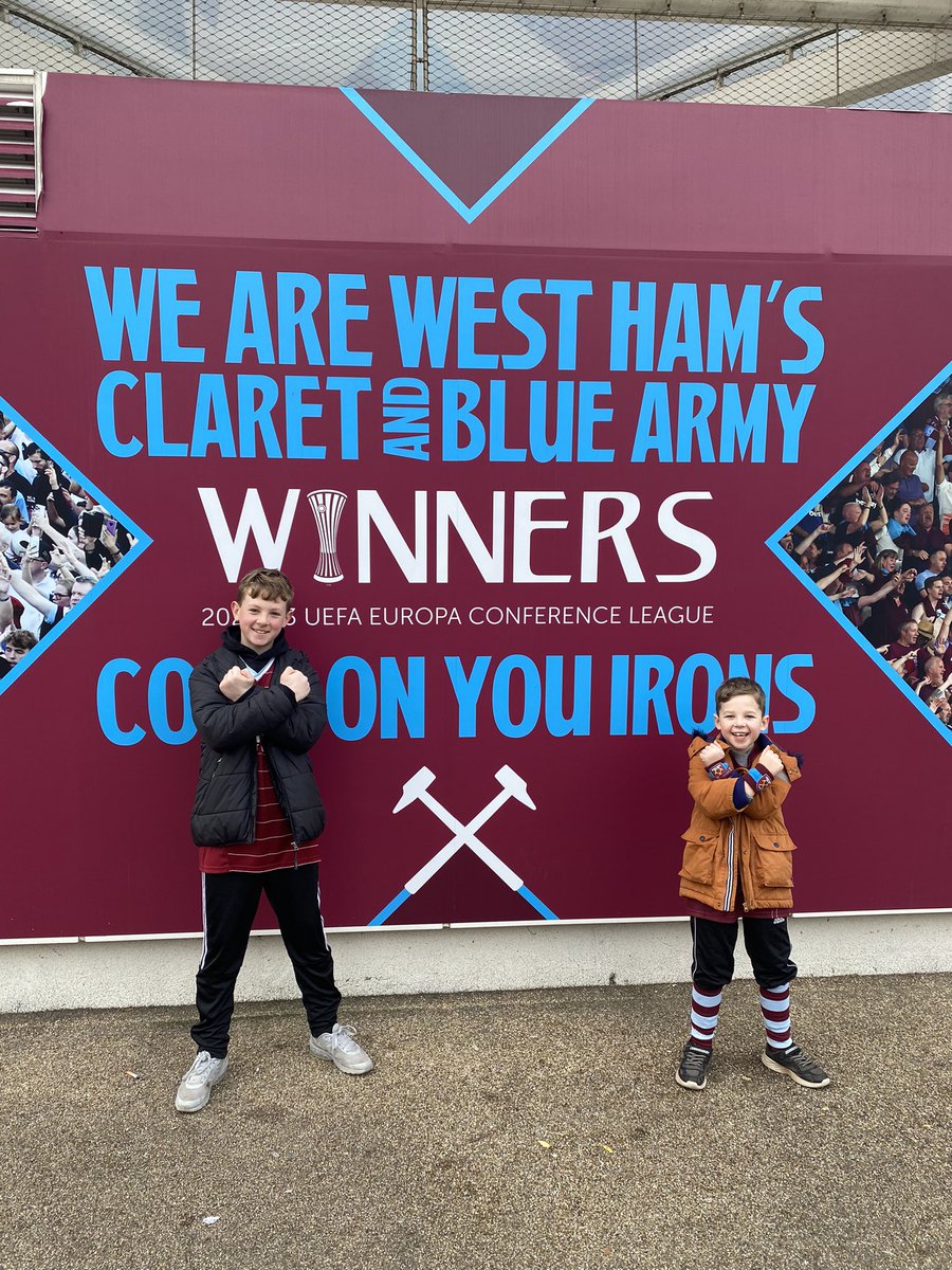 ckfarrell82's tweet photo. First ever premiership match trip for these two today &amp; Alfie has made a banner for his favourite player @_JarrodBowen @WestHam His face &amp; excitement made the trip from Devon well worth it! ⚽️ ⚒️⚒️ #comeonyouirons https://t.co/7YunCjFeDd