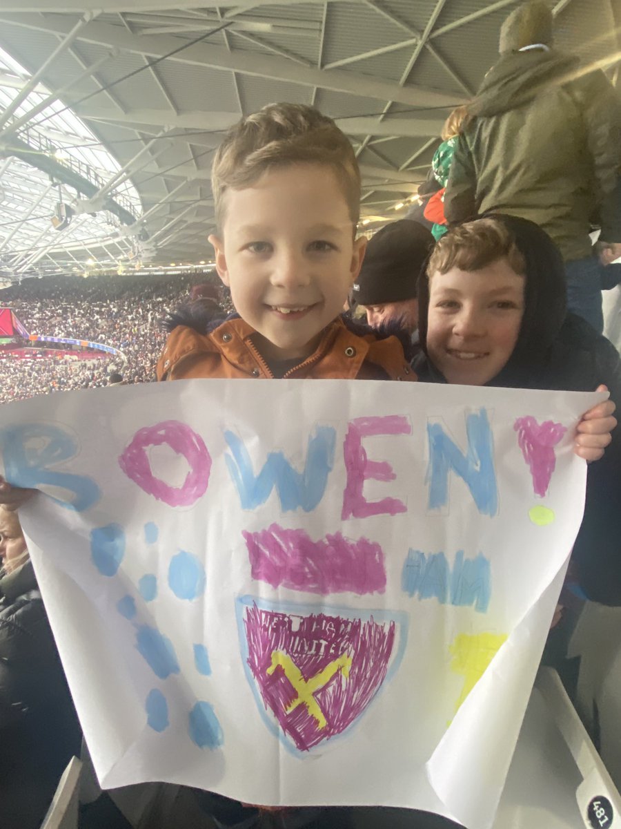 ckfarrell82's tweet photo. First ever premiership match trip for these two today &amp; Alfie has made a banner for his favourite player @_JarrodBowen @WestHam His face &amp; excitement made the trip from Devon well worth it! ⚽️ ⚒️⚒️ #comeonyouirons https://t.co/7YunCjFeDd