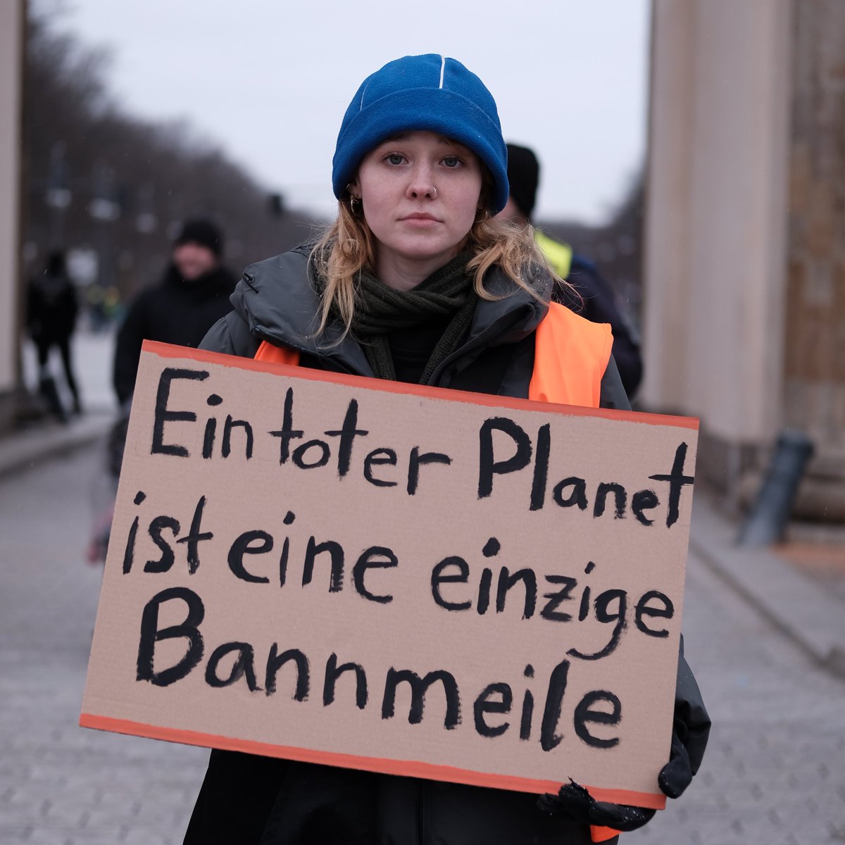 AufstandLastGen's tweet photo. 🦺 Mit Sandsäcken am Brandenburger Tor:

🪧 “Klimaschutz = Denkmalschutz”

Wir fordern den sozial gerechten Ausstieg aus fossilen Energieträgern.

1/4 https://t.co/qBKZffQEzf