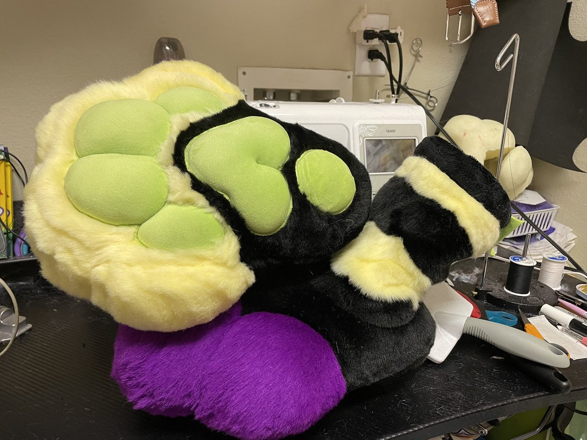 Breezyakita's tweet photo. Hey hey heyyy everyone! We are having another raffle :3!

🌈Birthday Raffle!
Prize: Fursuit part I’ve made

Thanks so much for another year 🥰, for interacting, and commissioning me 💕🐕

Free US shipping, if international, may need to pay the brokerage fee

How to enter:👇 https://t.co/N16yDSKFS3