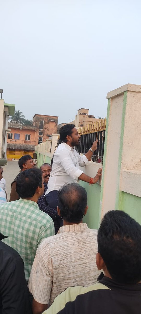 BiswalSouvic's tweet photo. ଆଜି କଟକ ନେତାଜୀ ବସ ଟର୍ମିନାଲ ଠାରେ ପହଞ୍ଚି ପୁରୁଣା ବସଷ୍ଟାଣ୍ଡ ରେ ବ୍ୟବ୍ୟସାୟ କରୁଥିବା ବ୍ୟବସାୟୀଭାଇ ମାନଙ୍କ ସ୍ଥାୟୀ ଥଇଥାନ ନିମନ୍ତେ ଆଲୋଚନା କରିବା ଅବସରରେ। ଏଥିରେ ବ୍ୟବ୍ୟସାୟୀବୃନ୍ଦ ପ୍ରମୁଖ ଉପସ୍ଥିତ ଥିଲେ।
#CNBT
#cuttack 
#SouvicBiswal
#SouvicBiswal4ChoudwarCuttack https://t.co/7UnzJvn1s7