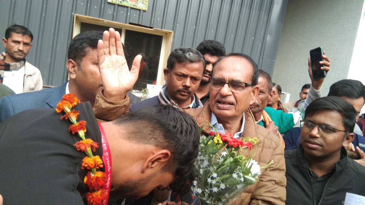 rj75Z5UbLYx26Ps's tweet photo. #मुख्यमंत्री_जन_सेवा_मित्र भी
3 जनवरी को आपके घर भोपाल
 #मामा_का_घर पहुंचे थे
जिन्हे आपने आशीर्वाद भी दिया था !

अत:पूर्व @CMMadhyaPradesh 
 'मामाजी'  से अनुरोध है कि - 🙏
#मुख्यमंत्री_जनसेवा_मित्र_सेवावृध्दि  कर
#मुख्यमंत्री_जनसेवा_मित्रों_को_स्थाई_करो 
@MPYuvaShakti https://t.co/wArf5RpKeE