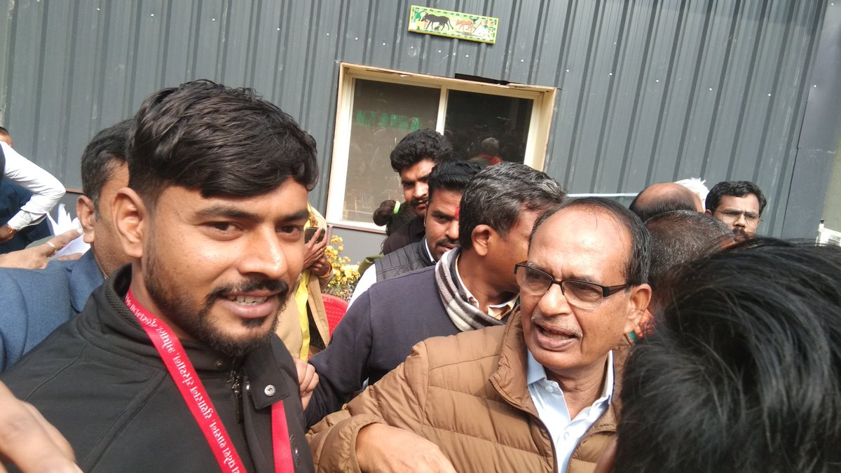 rj75Z5UbLYx26Ps's tweet photo. #मुख्यमंत्री_जन_सेवा_मित्र भी
3 जनवरी को आपके घर भोपाल
 #मामा_का_घर पहुंचे थे
जिन्हे आपने आशीर्वाद भी दिया था !

अत:पूर्व @CMMadhyaPradesh 
 'मामाजी'  से अनुरोध है कि - 🙏
#मुख्यमंत्री_जनसेवा_मित्र_सेवावृध्दि  कर
#मुख्यमंत्री_जनसेवा_मित्रों_को_स्थाई_करो 
@MPYuvaShakti https://t.co/wArf5RpKeE